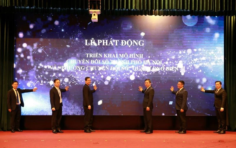 Các đại biểu ấn nút phát động triển khai mô hình chuyển đổi số thành phố Hà Nội và phường chuyển đổi số quận Long Biên.
