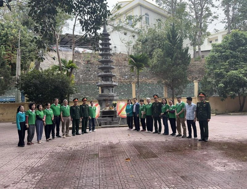 Ban liên lạc Truyền thống Tây Tiến dâng hương tưởng niệm các anh hùng liệt sĩ Tây Tiến đã chiến đấu, hy sinh trong cuộc kháng chiến chống thực dân Pháp.