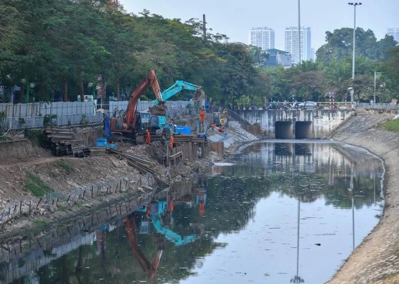 Thi công lắp đặt hệ thống cống thu gom nước thải đưa về Nhà máy nước thải Yên Xá xử lý. (Ảnh: Duy Linh)