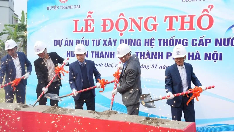 Các đại biểu thực hiện nghi thức động thổ “Dự án Đầu tư xây dựng hệ thống cấp nước huyện Thanh Oai, thành phố Hà Nội”.