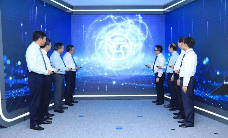 Các đại biểu thực hiện nghi thức khai trương Trung tâm Báo chí Thủ đô Hà Nội.