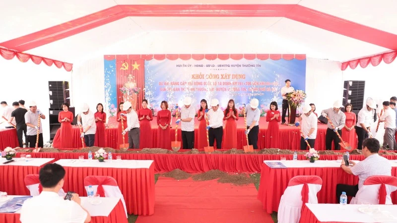 Các đại biểu thực hiện nghi thức khởi công dự án nâng cấp, mở rộng quốc lộ 1A đoạn qua Thị trấn Thường Tín (Hà Nội). (Ảnh: Tô Quý)