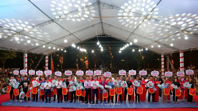 130 vận động viên của 17 đoàn từ các tỉnh, thành phố và ngành Công an nhân dân tham dự Giải vật dân tộc Hà Nội mở rộng tranh cúp Phùng Hưng lần thứ IV năm 2025. (Ảnh: ÁNH DƯƠNG)