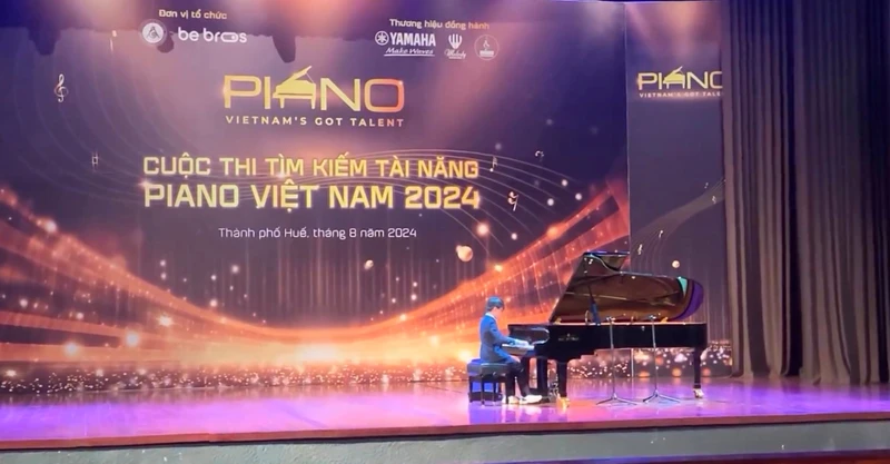 Học viên Ngô Lê Minh, Trường nhạc B.A.C.H, trình diễn tại cuộc thi Tìm kiếm tài năng piano Việt Nam, tháng 8/2024. 