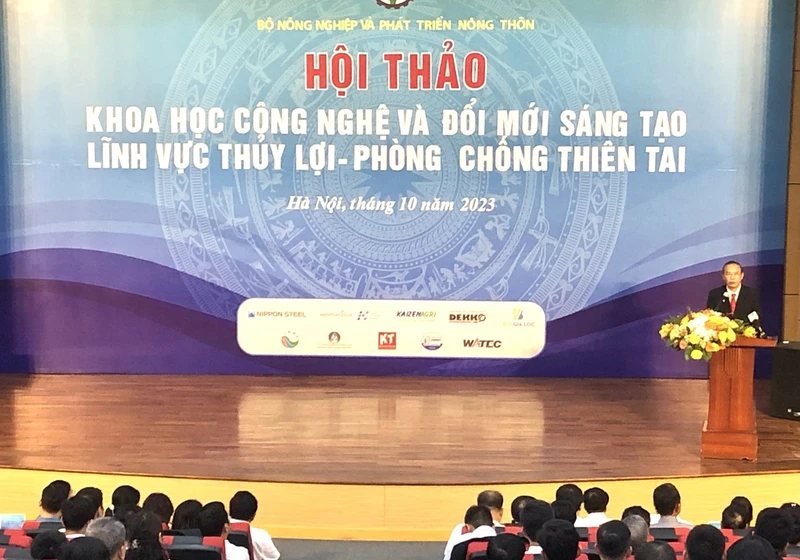 Thứ trưởng Nông nghiệp và Phát triển nông thôn Phùng Đức Tiến phát biểu tại hội thảo.