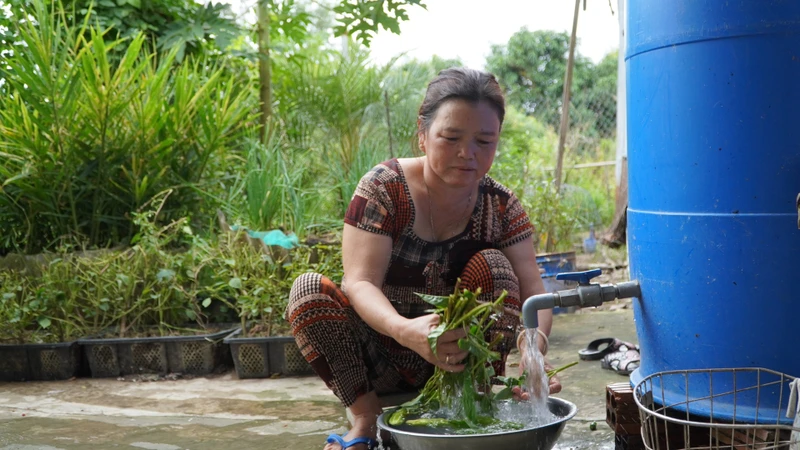 Bà Nguyễn Thị Bé, ngụ ấp Nhứt, xã An Phong, huyện Thanh Bình, Đồng Tháp, sử dụng nước sạch trong sinh hoạt hằng ngày. (Ảnh: Hữu Nghĩa)