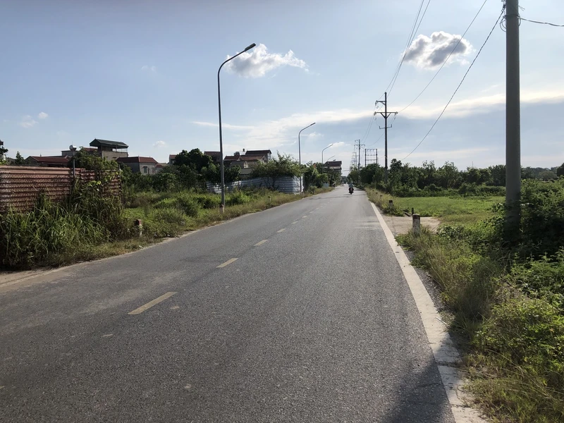Đường liên xã ở huyện Thường Tín được nhựa, bê tông hóa giúp người dân đi lại thuận tiện hơn.