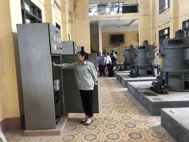 Công nhân Xí nghiệp thủy nông Kim Bảng (Hà Nam) vận hành máy.