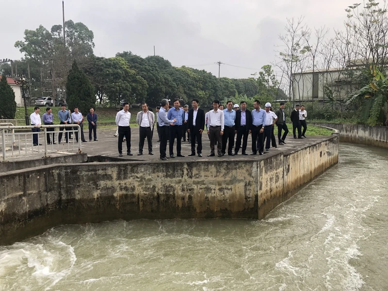 Bộ Nông nghiệp và Phát triển nông thôn kiểm tra lấy nước phục vụ gieo cấy lúa tại tỉnh Vĩnh Phúc.