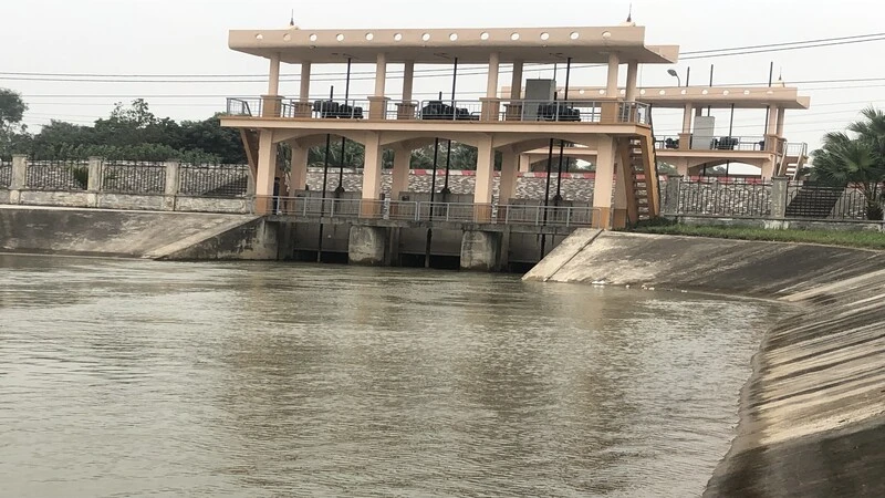 Các đơn vị thủy lợi đang tập trung lấy nước phục vụ gieo cấy lúa đông xuân.