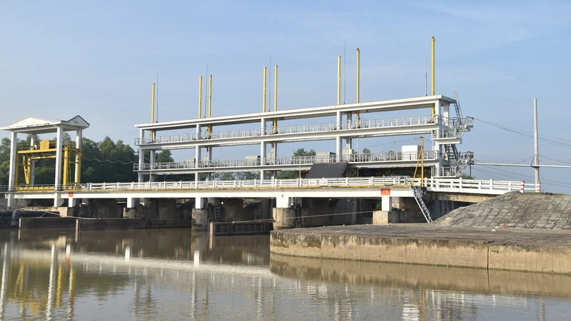 Cống Xuân Hòa, huyện Chợ Gạo (Tiền Giang) điều phối cung cấp nguồn nước ngọt cho dự án ngọt hóa Gò Công. Ảnh minh họa