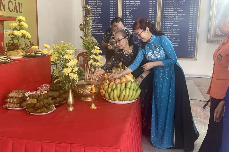 Bà con kiều bào thành kính dâng hương tưởng nhớ các Vua Hùng.