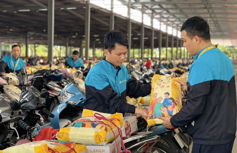 Mỗi công nhân tại Công ty Tân Đệ (tỉnh Thái Bình) được nhận quà Tết trị giá 1,8 triệu đồng cùng 2 tháng lương thưởng.
