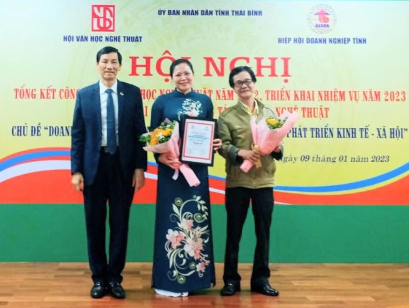 Hiệp hội Doanh nghiệp tỉnh Thái Bình trao giải Đặc biệt cho tác phẩm âm nhạc "Từ những hạt mầm xanh” của nhạc sĩ Phạm Minh Thuận, phổ thơ tác giả Phạm Như Phong.