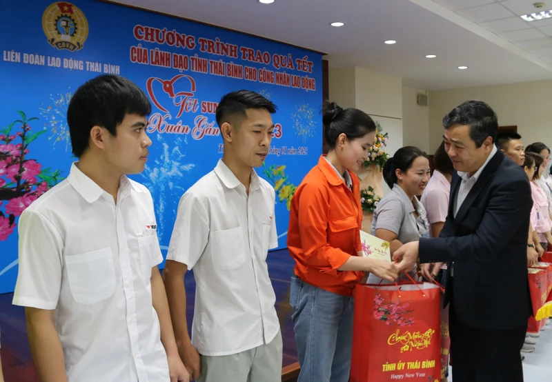 Đồng chí Ngô Đông Hải, Bí thư Tỉnh ủy Thái Bình trao quà Tết cho người lao động tại Công ty trách nhiệm hữu hạn Yazaki Hải Phòng Việt Nam, Chi nhánh tỉnh Thái Bình