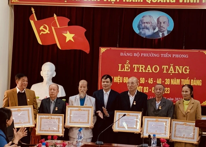 Trao Huy hiệu Đảng từ 30 năm đến 60 năm tuổi Đảng cho các đảng viên thuộc Đảng bộ phường Tiền Phong, thành phố Thái Bình (tỉnh Thái Bình).