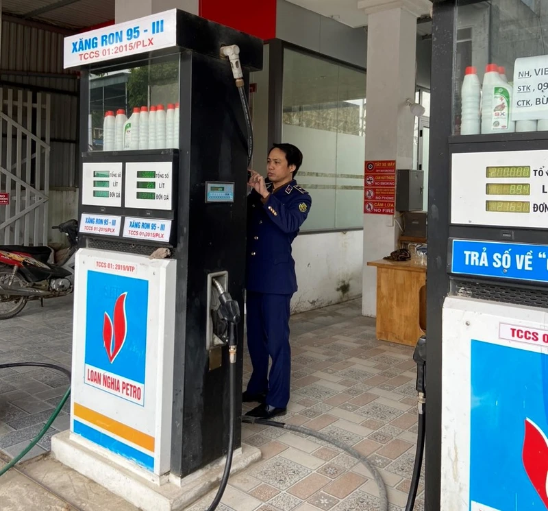 Lực lượng Quản lý thị trường tỉnh Thái Bình phát hiện vi phạm trong hoạt động kinh doanh xăng dầu thuộc Công ty Loan Nghĩa (huyện Tiền Hải, tỉnh Thái Bình).