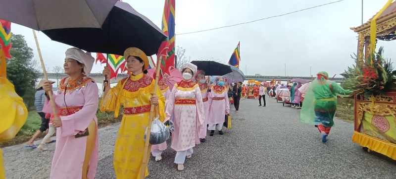 Đoàn rước nước với hàng trăm người, kéo dài hơn nửa cây số từ đền Trần Thái Bình ra ngã ba sông Hồng, sông Luộc lấy nước.