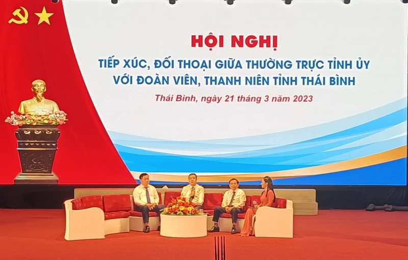 Các đồng chí trong Thường trực Tỉnh ủy Thái Bình trực tiếp trả lời các câu hỏi của đoàn viên, thanh niên.