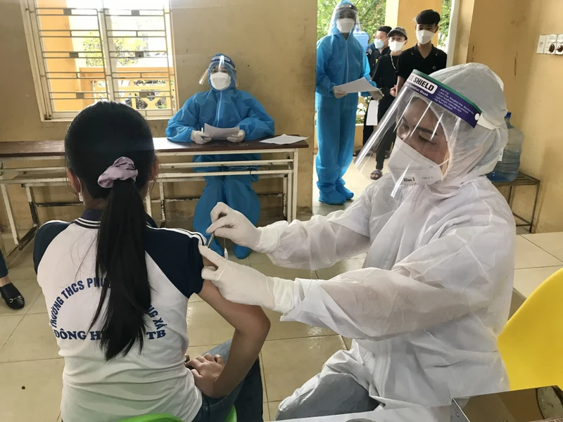 Ban chỉ đạo phòng, chống dịch Covid-19 tỉnh Thái Bình yêu cầu các địa phương tiếp tục tập trung tiêm vaccine, trong bối cảnh nhiều người dân đã tiêm các mũi cơ bản từ 1 năm nay nên suy giảm hệ miễn dịch.