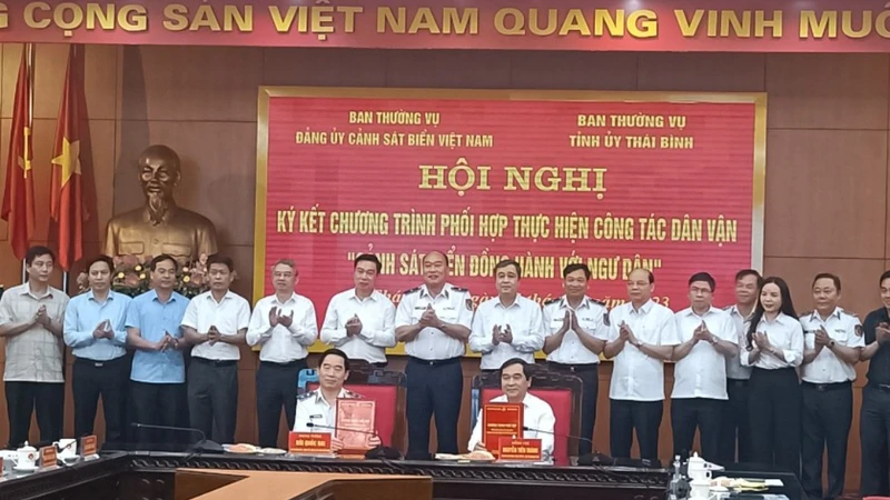 Quang cảnh lễ ký kết.
