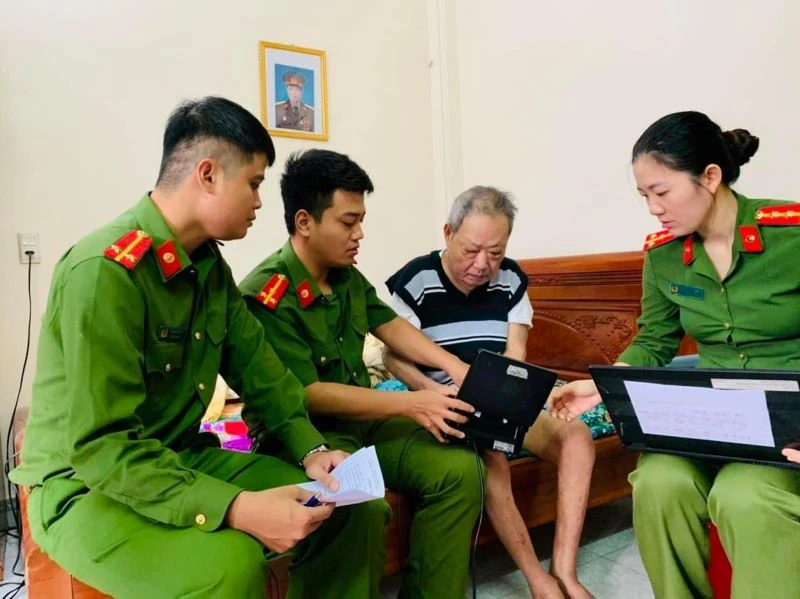Công an tỉnh Thái Bình tổ chức lực lượng đến tận nhà dân làm căn cước công dân gắn chíp cho người già yếu. (Ảnh Công an cung cấp)