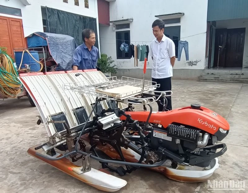 Nông dân mua máy cấy phục vụ sản xuất trong thời điểm hiện nay sẽ được tỉnh Thái Bình hỗ trợ 50% kinh phí.