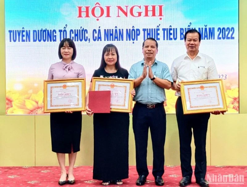 Tặng Bằng khen của Ủy ban nhân dân tỉnh Thái Bình cho 3 doanh nghiệp nộp thuế tiêu biểu năm 2022. 