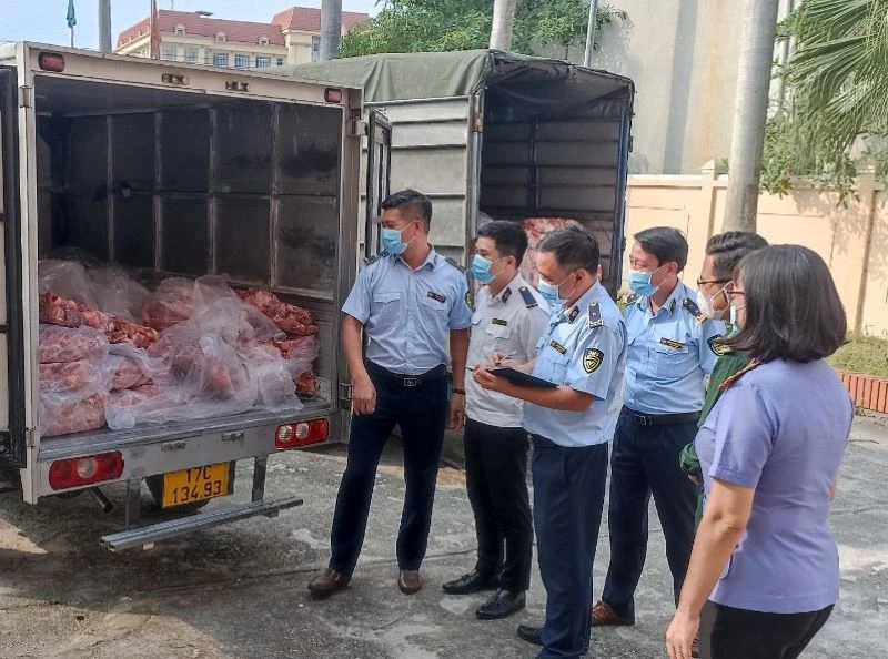 Xe chở hơn 3 tấn thịt lợn ôi thiu bị tạm giữ để xử lý. (Ảnh: Cục Quản lý thị trường tỉnh Thái Bình cung cấp)