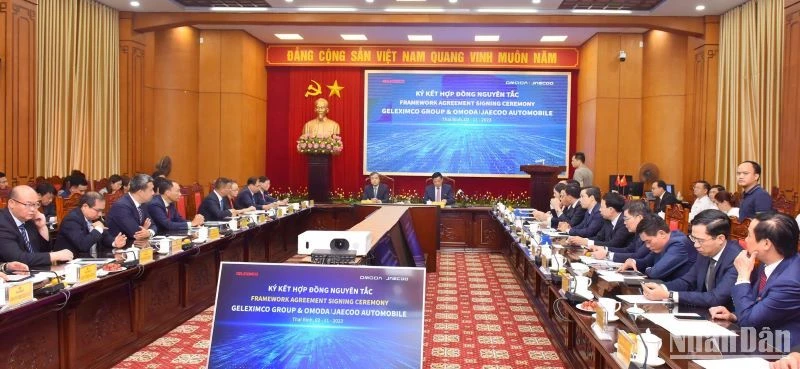 Quang cảnh buổi ký kết.