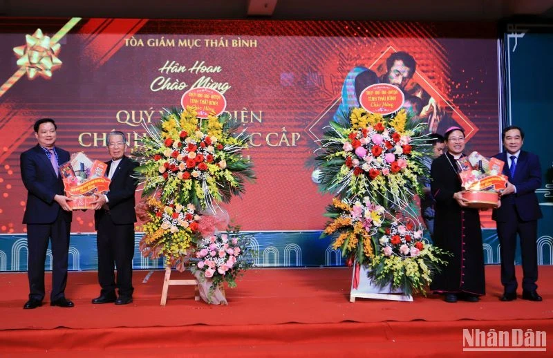 Các đồng chí lãnh đạo tỉnh Thái Bình tặng hoa, quà chúc mừng Giáng sinh các Giám mục tại Giáo phận Thái Bình.