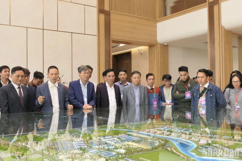 Các nhà đầu tư nước ngoài đến tìm hiểu cơ hội hợp tác tại Khu công nghiệp Liên Hà Thái, nằm trong Khu kinh tế Thái Bình.