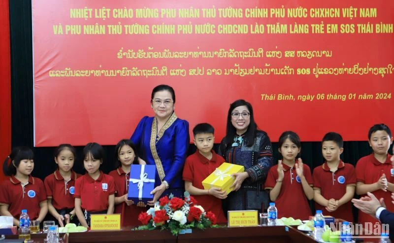 Phu nhân Thủ tướng Lào và Việt Nam tặng quà cho trẻ em tại Làng SOS Thái Bình.