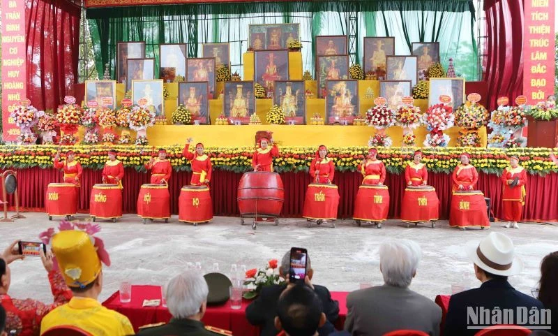 Màn trống hội âm vang khởi đầu cho Đại lễ.