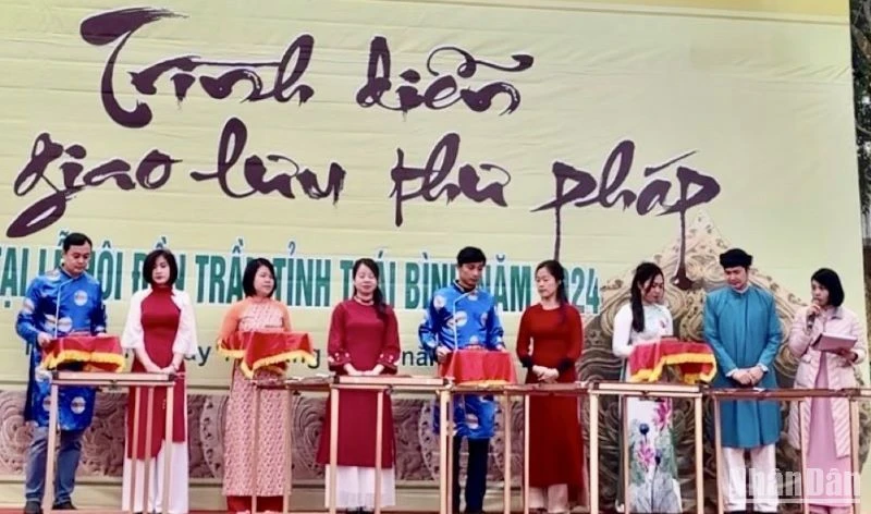 Biểu diễn thư pháp là một hoạt động văn hóa chính thức trong Lễ hội đền Trần Thái Bình năm 2024.