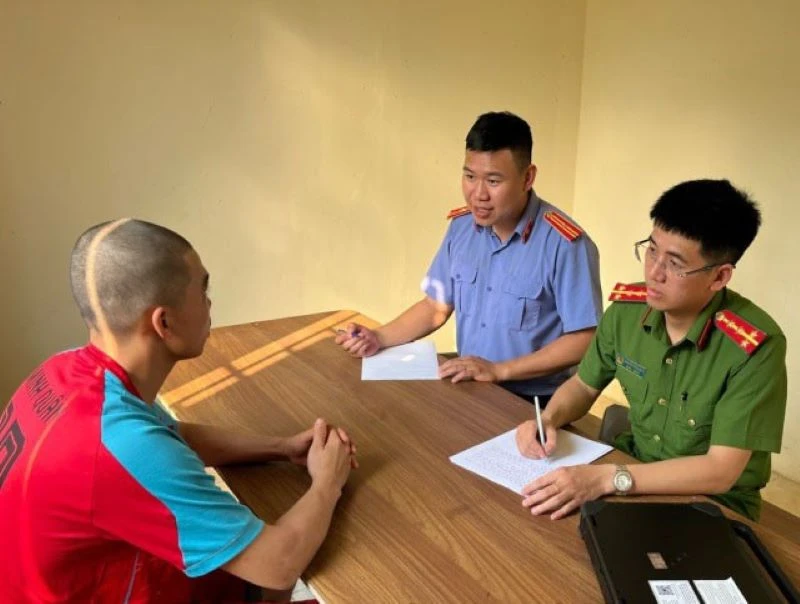 Đối tượng Hải làm việc với cơ quan chức năng. (Ảnh: Công an cung cấp)