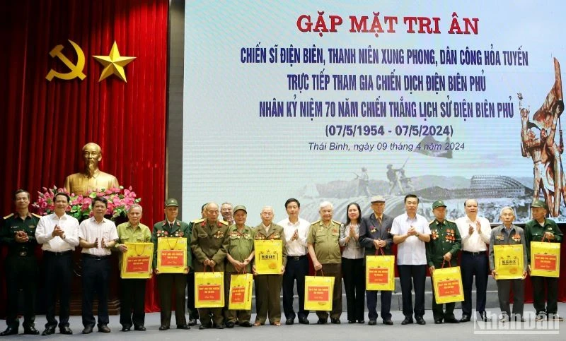 Các đồng chí lãnh đạo tỉnh Thái Bình và thành phố Thái Bình tặng quà cho cán bộ, chiến sĩ tham gia chiến dịch Điện Biên Phủ.