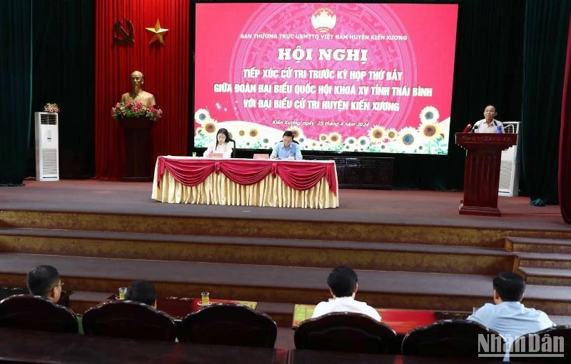 Quang cảnh buổi tiếp xúc cử tri tại tỉnh Thái Bình.
