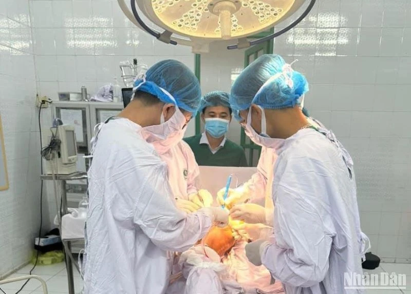 Kíp phẫu thuật Bệnh viện đa khoa Nam Tiền Hải lần đầu thay khớp háng thành công cho bệnh nhân cao tuổi.