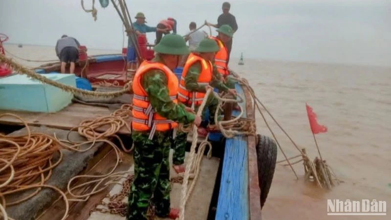 Cả ngày 29/10, việc trục vớt tàu cá bị chìm gặp nhiều khó khăn do diễn biến thời tiết bất lợi.