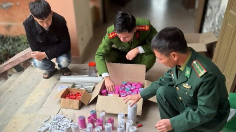 Công an huyện TIền Hải và Bộ đội Biên phòng tỉnh Thái Bình phát hiện, bắt giữ Nguyễn Cao Bảo Huy về hành vi sản xuất, buôn bán pháo trái phép. (Ảnh: Công an cung cấp)