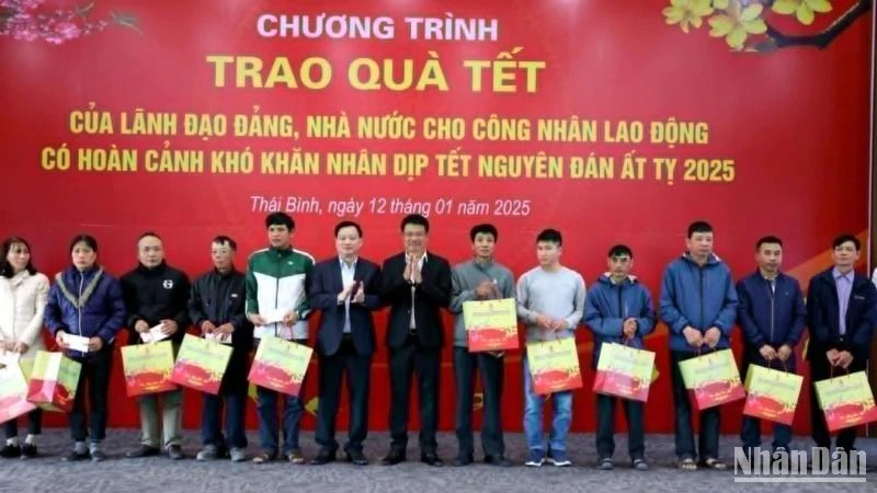 Ba trăm công nhân có hoàn cảnh khó khăn tại khu công nghiệp Liên Hà Thái (khu Kinh tế Thái Bình) được trao tặng quà Tết.