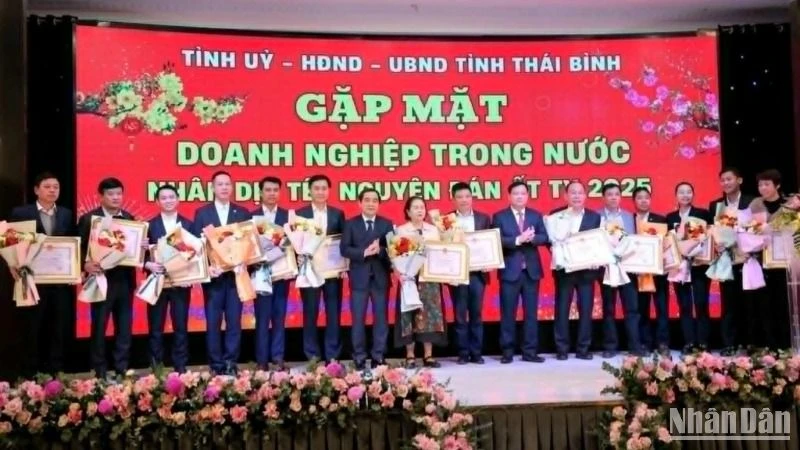 Lãnh đạo tỉnh Thái Bình tặng bằng khen cho các doanh nghiệp tiêu biểu trong thực hiện an sinh xã hội trên địa bàn trong năm 2024.