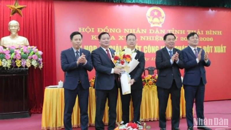 Các đồng chí lãnh đạo tỉnh Thái Bình tặng hoa chúc mừng tân Chủ tịch Ủy ban nhân dân tỉnh Nguyễn Mạnh Hùng.