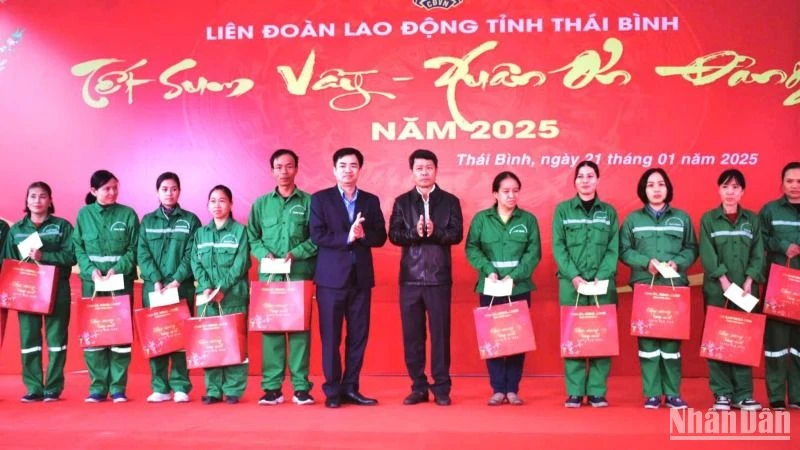 Lãnh đạo Liên đoàn Lao động tỉnh Thái Bình trao quà Tết cho người lao động tại Công ty Môi trường đô thị thành phố Thái Bình.