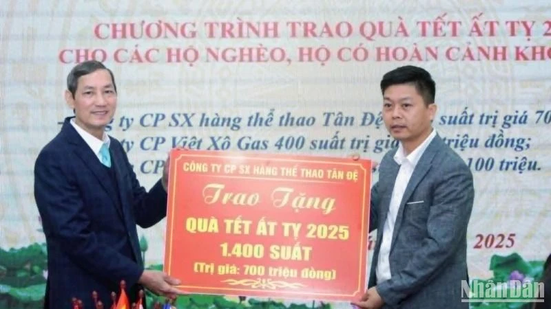 Hiệp hội Doanh nghiệp tỉnh Thái Bình tiếp nhận những tấm lòng hảo tâm, thơm thảo của các doanh nghiệp ủng hộ kinh phí mua quà Tết tặng người nghèo, người có hoàn cảnh khó khăn trên địa bàn.