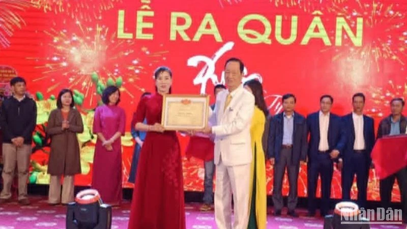 Lãnh đạo Tập đoàn Hương Sen vinh danh người lao động hoàn thành xuất sắc nhiệm vụ trong năm 2024.