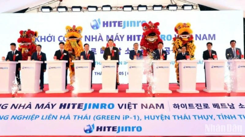 Các đại biểu thực hiện nghi thức khởi công dự án.