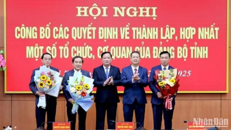 Trao Quyết định thành lập Đảng bộ các cơ quan Đảng tỉnh Thái Bình.