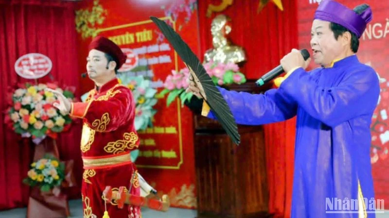 Các văn nghệ sĩ thể hiện tác phẩm thi ca nổi tiếng trong Ngày Thơ Việt Nam lần thứ 23 với chủ đề "Tổ quốc bay lên".